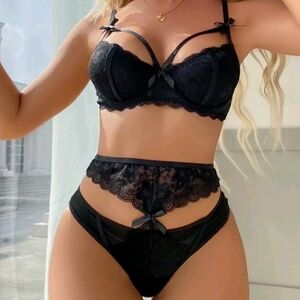 NWT * Black Bra and Panty Lingerie Set * Size Medium